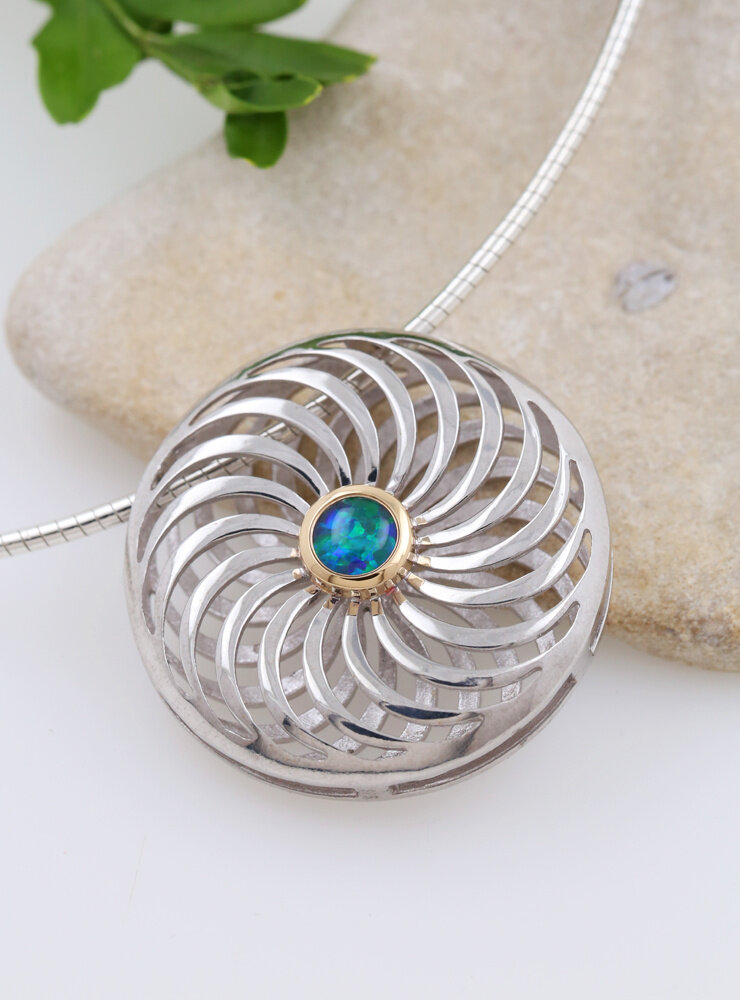 Rügen-Anhänger aus 925er Silber, 750er Gold und Opaltriplette