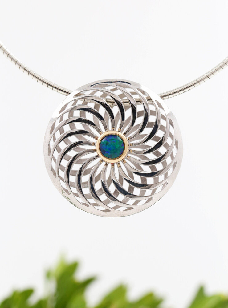 Rügen-Anhänger aus 925er Silber, 750er Gold und Opaltriplette