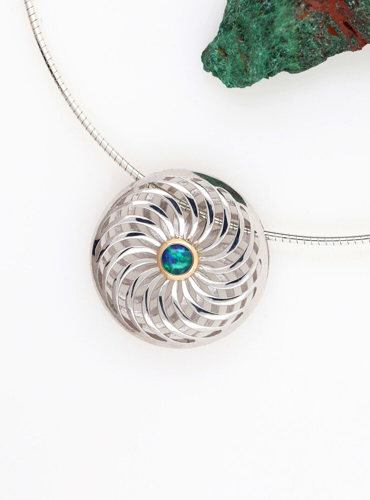 Rügen-Anhänger aus 925er Silber, 750er Gold und Opaltriplette