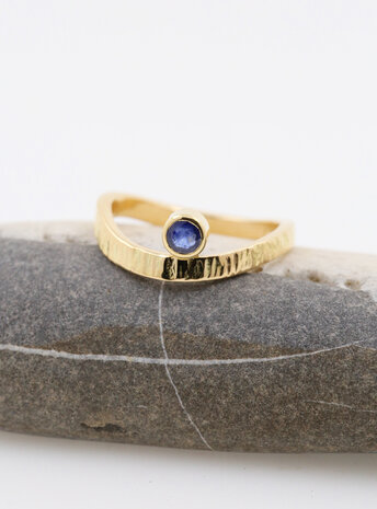 Liane: Ring aus 750er Gelbgold und Saphir 0,29 ct. Liane: Ring aus 750er Gelbgold und Saphir 0,29 ct.