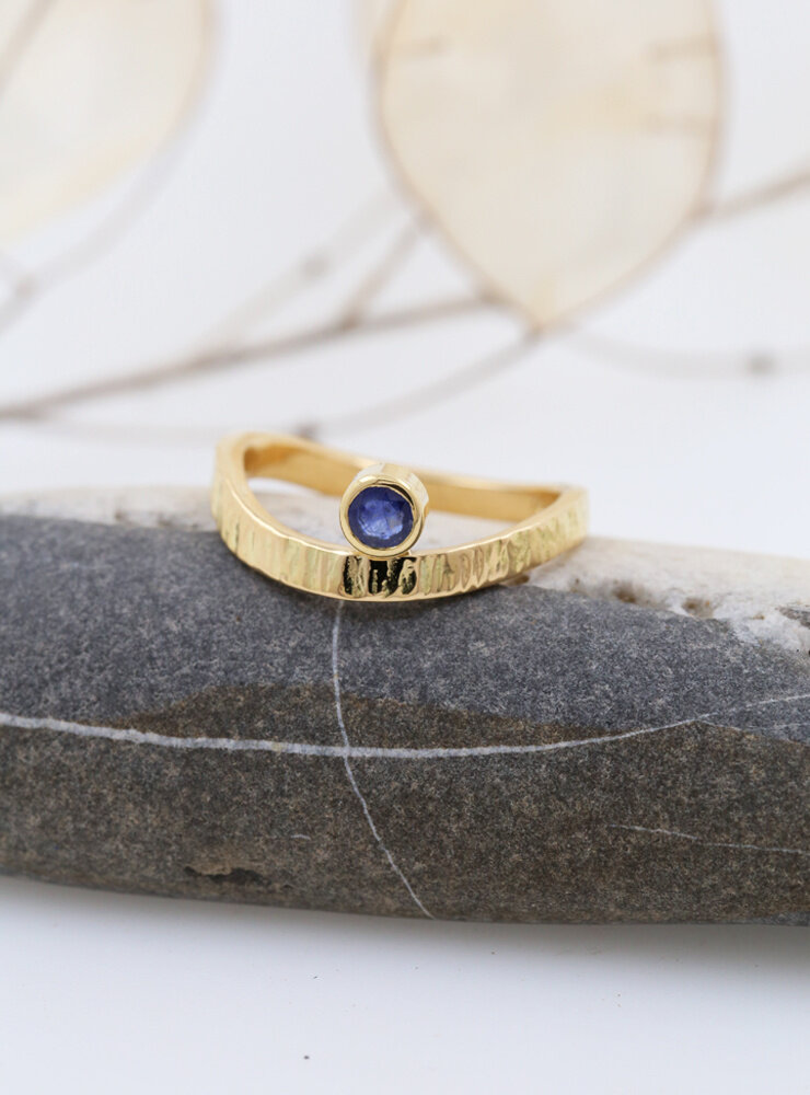 Liane: Ring aus 750er Gelbgold und Saphir 0,29 ct. Liane: Ring aus 750er Gelbgold und Saphir 0,29 ct.