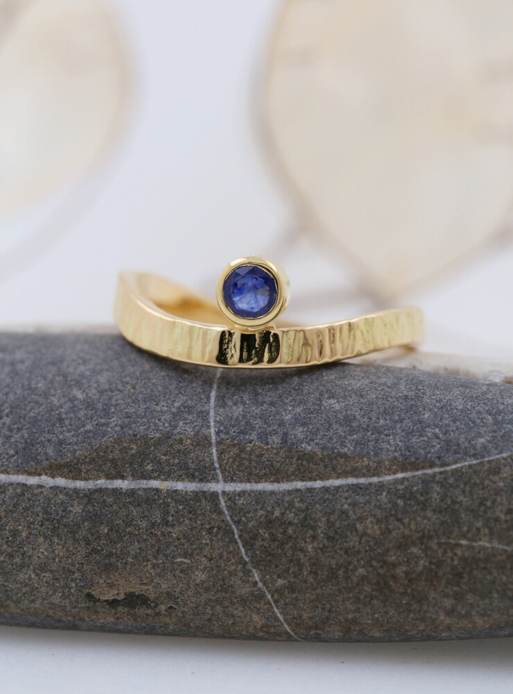 Liane: Ring aus 750er Gelbgold und Saphir 0,29 ct. Liane: Ring aus 750er Gelbgold und Saphir 0,29 ct.