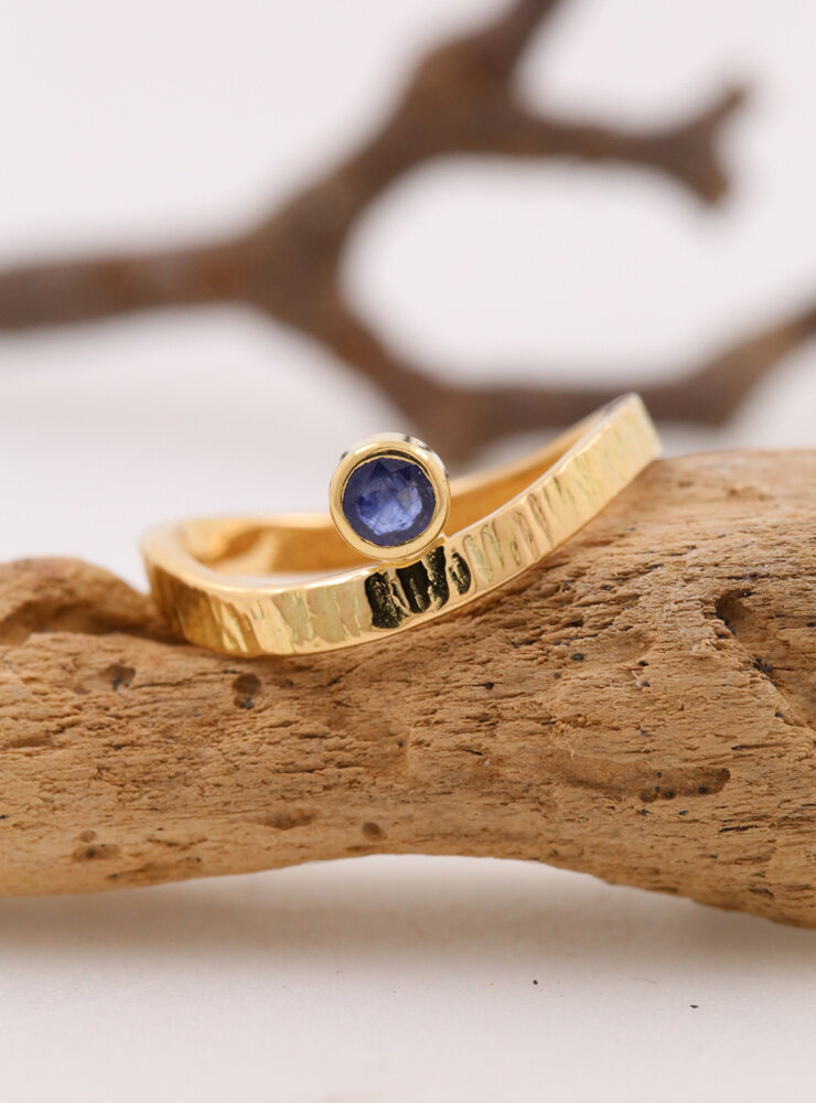 Liane: Ring aus 750er Gelbgold und Saphir 0,29 ct. Liane: Ring aus 750er Gelbgold und Saphir 0,29 ct.