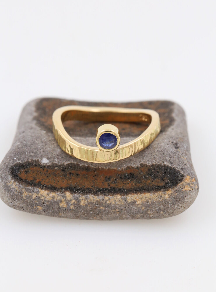 Liane: Ring aus 750er Gelbgold und Saphir 0,29 ct. Liane: Ring aus 750er Gelbgold und Saphir 0,29 ct.