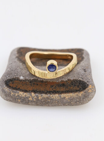 Liane: Ring aus 750er Gelbgold und Saphir 0,29 ct. Liane: Ring aus 750er Gelbgold und Saphir 0,29 ct.