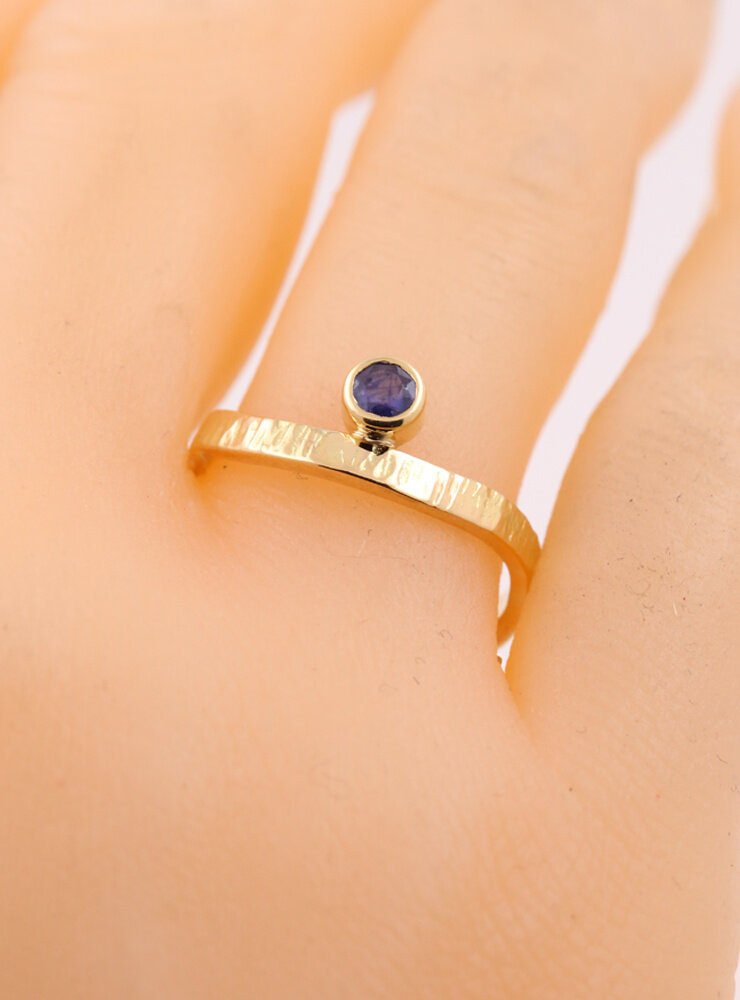 Liane: Ring aus 750er Gelbgold und Saphir 0,29 ct. Liane: Ring aus 750er Gelbgold und Saphir 0,29 ct.