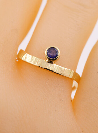 Liane: Ring aus 750er Gelbgold und Saphir 0,29 ct. Liane: Ring aus 750er Gelbgold und Saphir 0,29 ct.