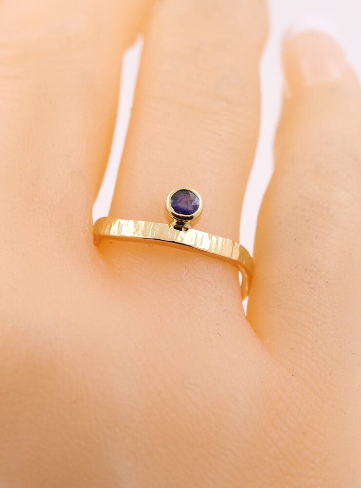 Liane: Ring aus 750er Gelbgold und Saphir 0,29 ct. Liane: Ring aus 750er Gelbgold und Saphir 0,29 ct.
