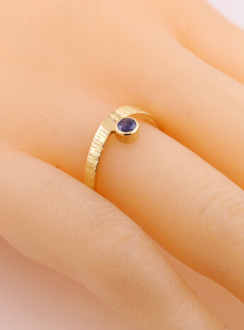 Liane: Ring aus 750er Gelbgold und Saphir 0,29 ct. Liane: Ring aus 750er Gelbgold und Saphir 0,29 ct.