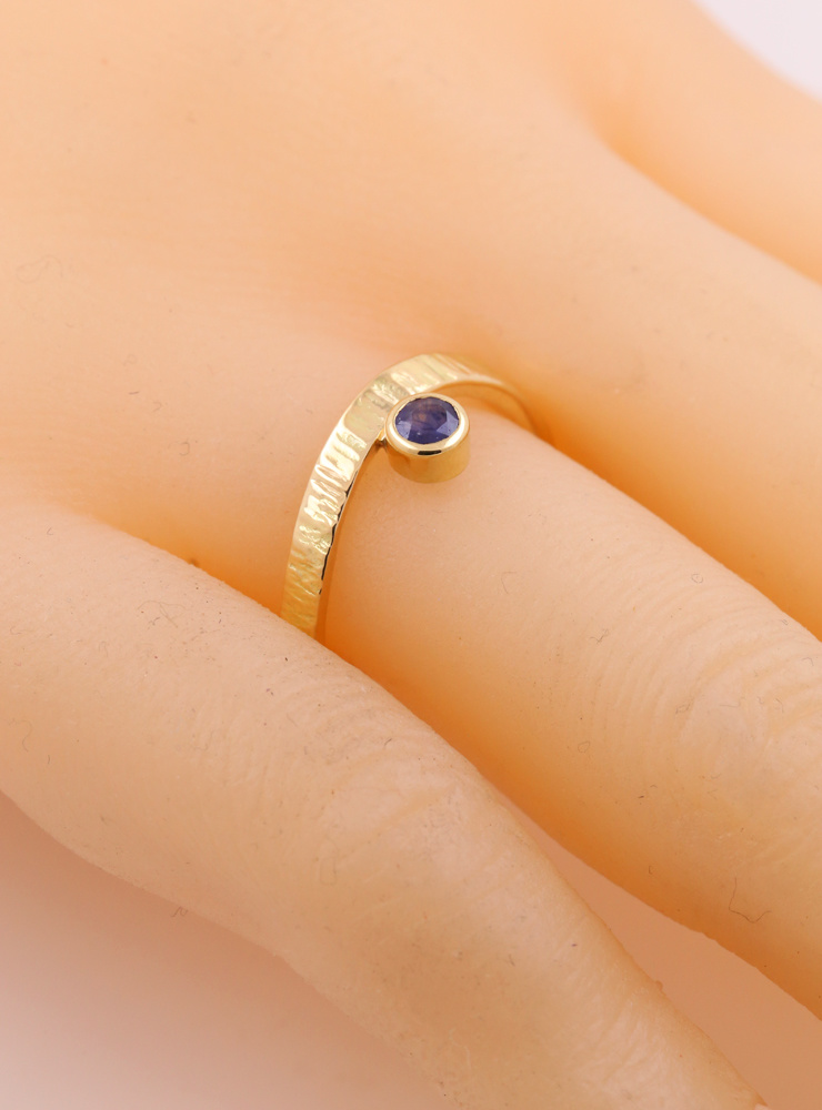 Liane: Ring aus 750er Gelbgold und Saphir 0,29 ct.