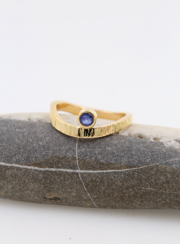 Liane: Ring aus 750er Gelbgold und Saphir 0,29 ct. Liane: Ring aus 750er Gelbgold und Saphir 0,29 ct.