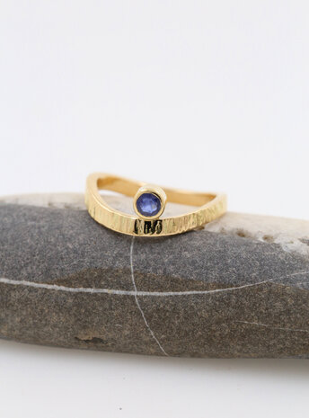 Liane: Ring aus 750er Gelbgold und Saphir 0,29 ct. Liane: Ring aus 750er Gelbgold und Saphir 0,29 ct.