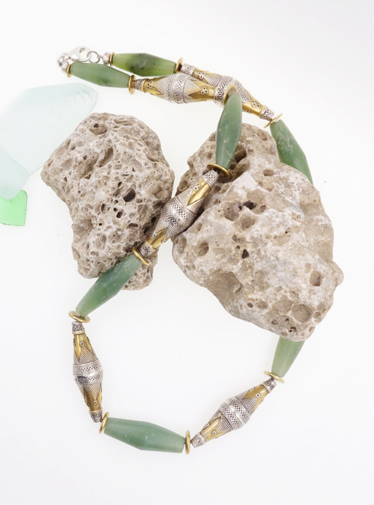 Unikat Halskette aus Serpentin, antiken turkmenischen Silberperlen und Messing