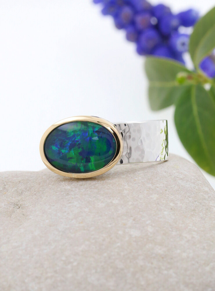 New Creations: Handgeschmiedeter Ring aus 925er Silber, 750er Gelbgold und Opaltriplette