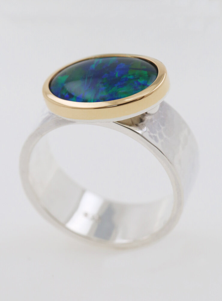 New Creations: Handgeschmiedeter Ring aus 925er Silber, 750er Gelbgold und Opaltriplette