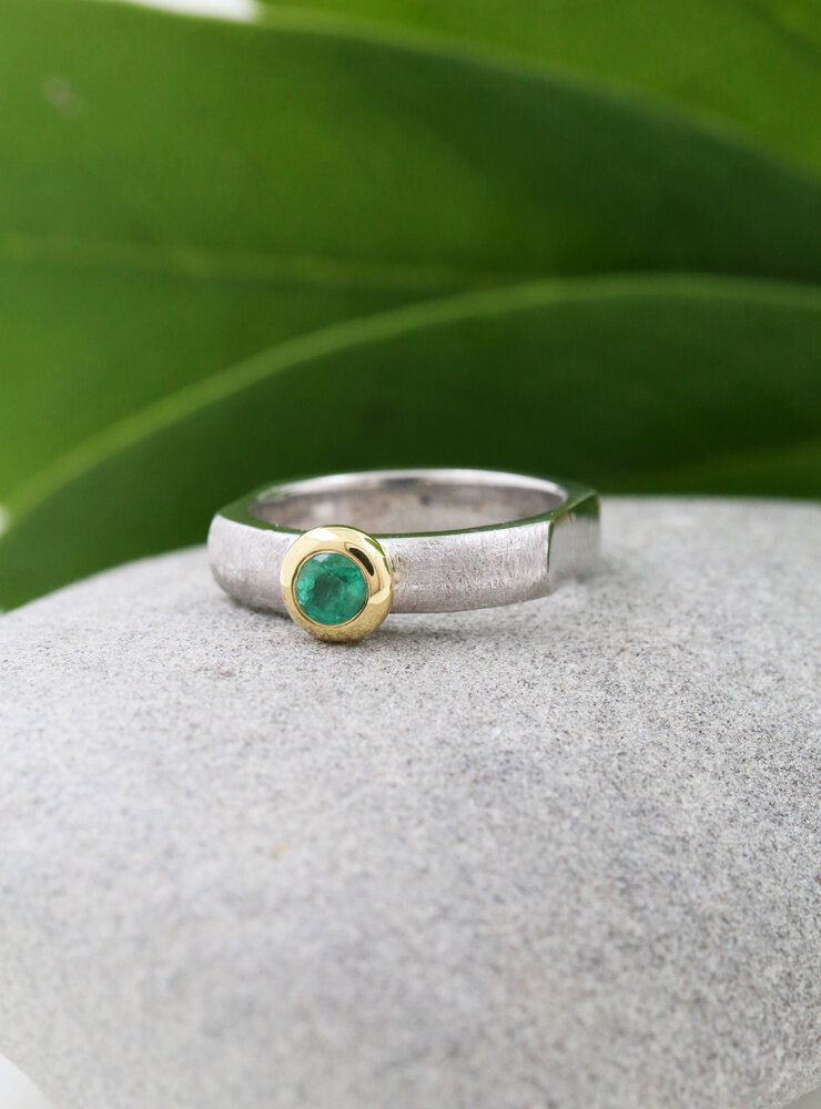 "Modern Times": Ring aus 925er Silber, 750er Gold und Smaragd 0,28 ct.