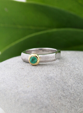 "Modern Times": Ring aus 925er Silber, 750er Gold und Smaragd 0,28 ct.