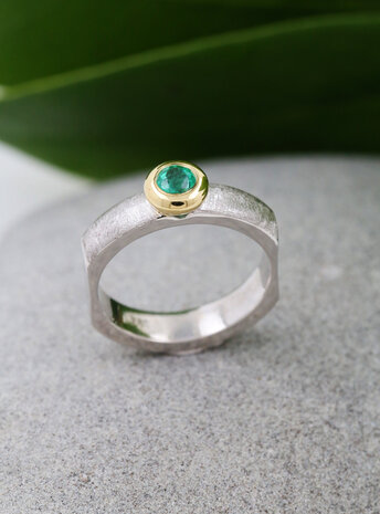 "Modern Times": Ring aus 925er Silber, 750er Gold und Smaragd 0,28 ct.