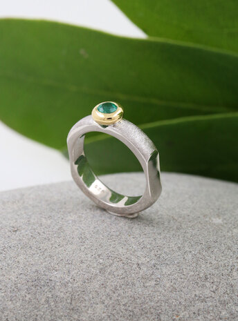 "Modern Times": Ring aus 925er Silber, 750er Gold und Smaragd 0,28 ct.