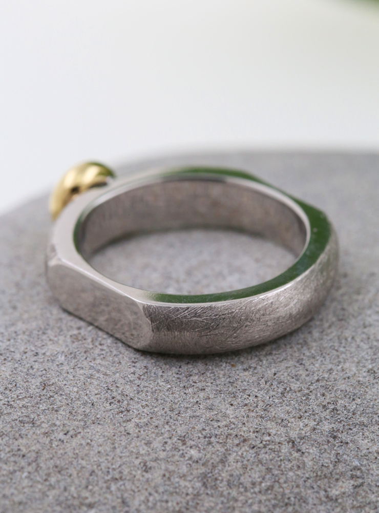 "Modern Times": Ring aus 925er Silber, 750er Gold und Smaragd 0,28 ct.