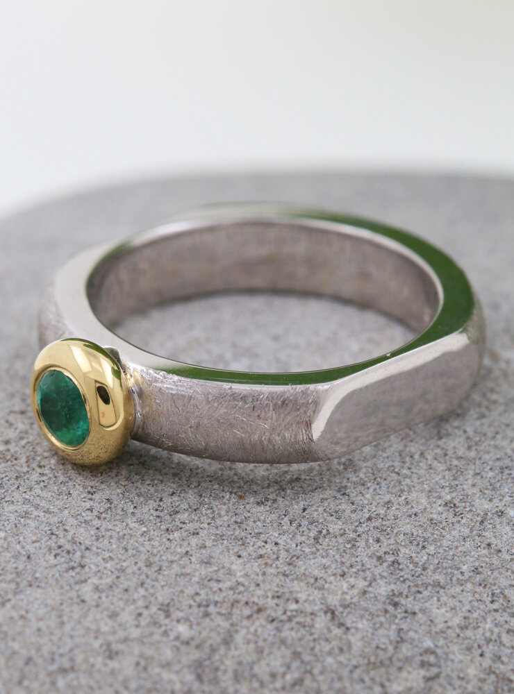 "Modern Times": Ring aus 925er Silber, 750er Gold und Smaragd 0,28 ct.