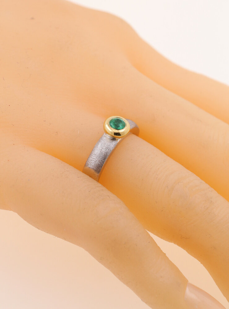 "Modern Times": Ring aus 925er Silber, 750er Gold und Smaragd 0,28 ct.