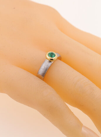 "Modern Times": Ring aus 925er Silber, 750er Gold und Smaragd 0,28 ct.
