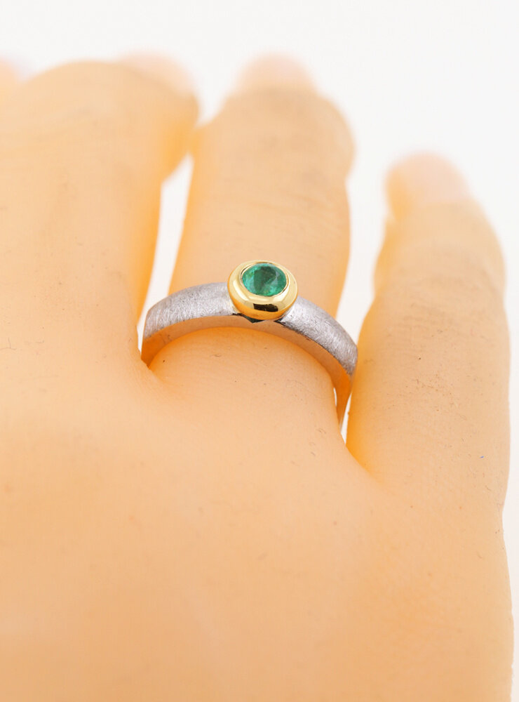 "Modern Times": Ring aus 925er Silber, 750er Gold und Smaragd 0,28 ct.