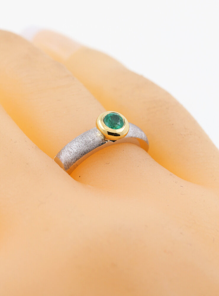"Modern Times": Ring aus 925er Silber, 750er Gold und Smaragd 0,28 ct.