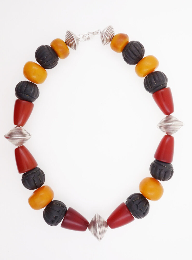 Unikat Halskette aus Bakelit, Keramik und Silberelementen Unikat Halskette aus Bakelit, Keramik und Silberelementen