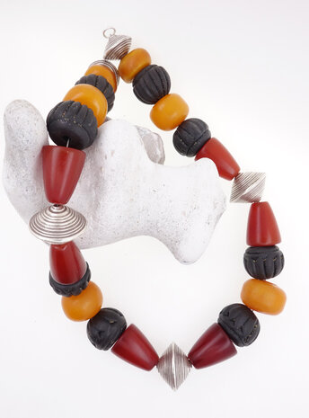 Unikat Halskette aus Bakelit, Keramik und Silberelementen Unikat Halskette aus Bakelit, Keramik und Silberelementen