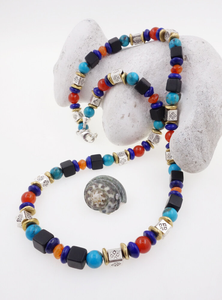 Halskette aus Türkis, schwarzem Onyx, Carneol, Lapislazuli, Messing und Silber Halskette aus Türkis, schwarzem Onyx, Carneol, Lapislazuli, Messing und Silber