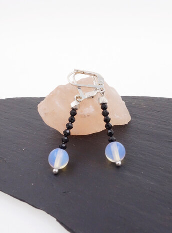 Ohrringe aus schwarzem Spinell, Opalglas und Silber Ohrringe aus schwarzem Spinell, Opalglas und Silber