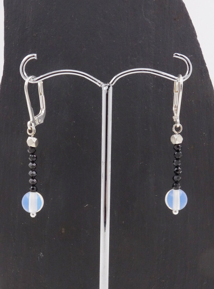 Ohrringe aus schwarzem Spinell, Opalglas und Silber Ohrringe aus schwarzem Spinell, Opalglas und Silber