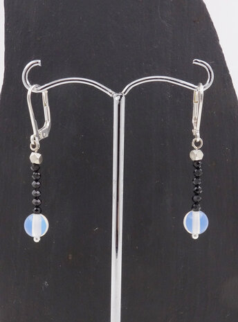 Ohrringe aus schwarzem Spinell, Opalglas und Silber Ohrringe aus schwarzem Spinell, Opalglas und Silber