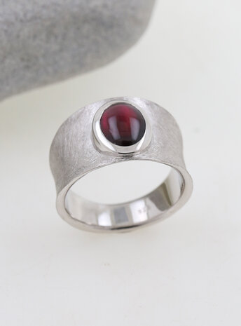 Tosca: Ring aus 925er Silber und Granat Tosca: Ring aus 925er Silber und Granat
