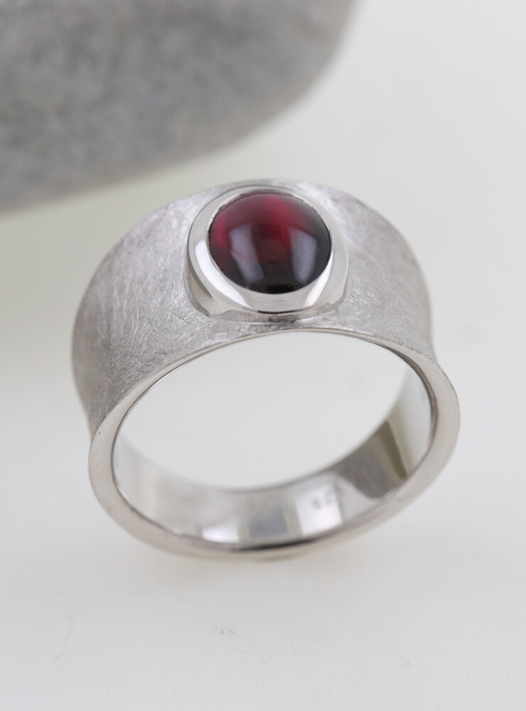 Tosca: Ring aus 925er Silber und Granat Tosca: Ring aus 925er Silber und Granat