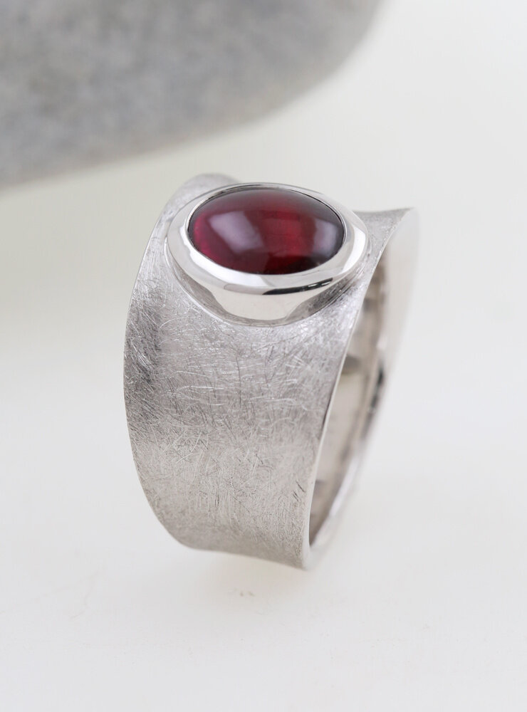 Tosca: Ring aus 925er Silber und Granat Tosca: Ring aus 925er Silber und Granat