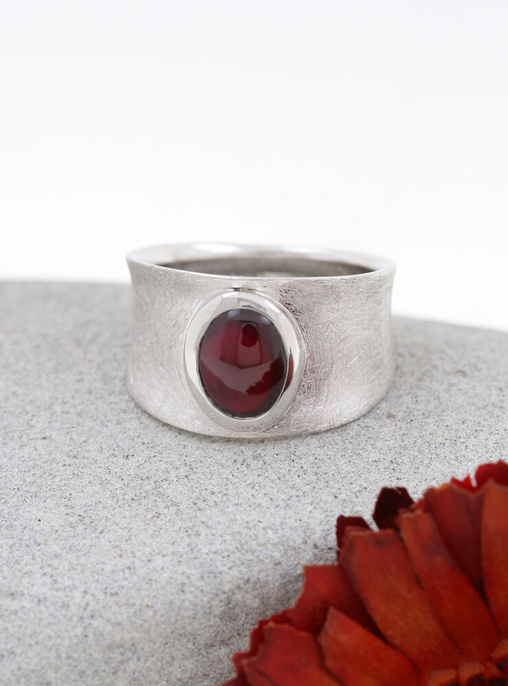 Tosca: Ring aus 925er Silber und Granat Tosca: Ring aus 925er Silber und Granat