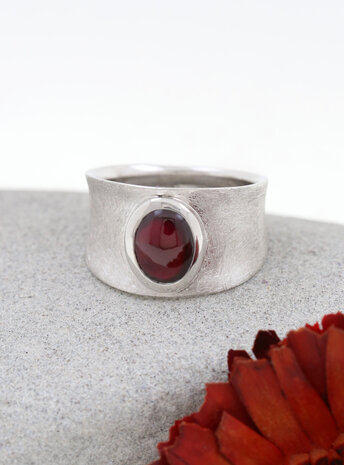 Tosca: Ring aus 925er Silber und Granat Tosca: Ring aus 925er Silber und Granat