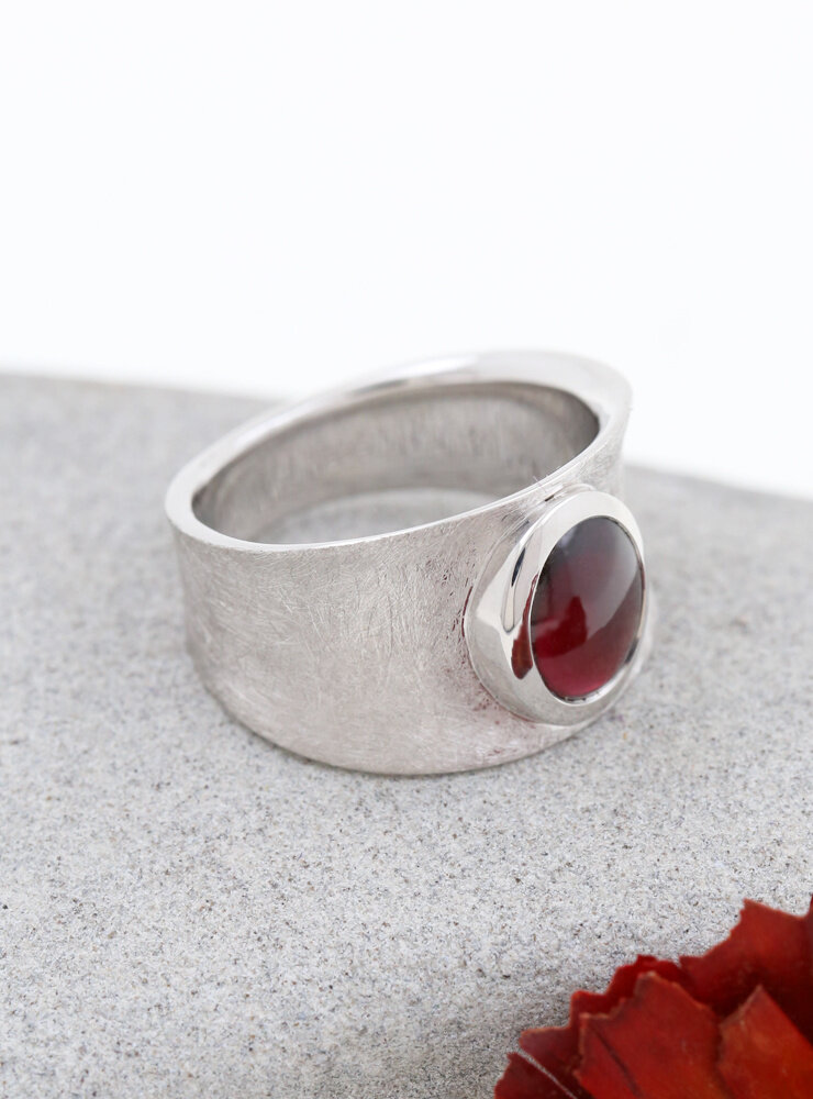 Tosca: Ring aus 925er Silber und Granat Tosca: Ring aus 925er Silber und Granat