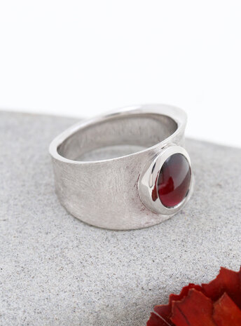 Tosca: Ring aus 925er Silber und Granat Tosca: Ring aus 925er Silber und Granat