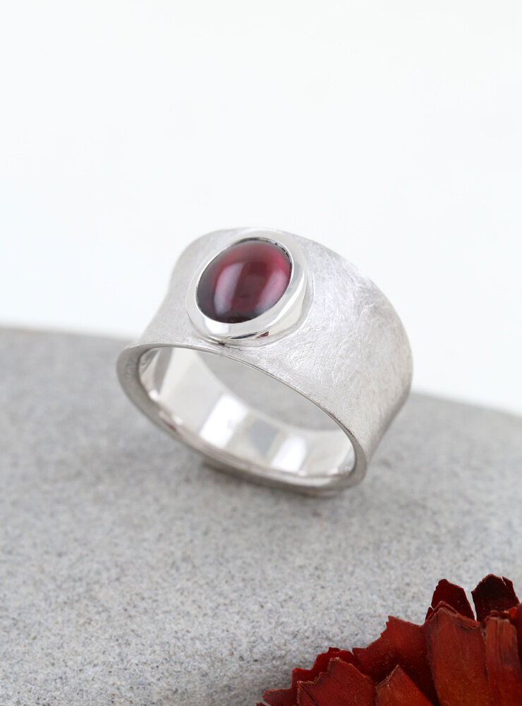 Tosca: Ring aus 925er Silber und Granat Tosca: Ring aus 925er Silber und Granat