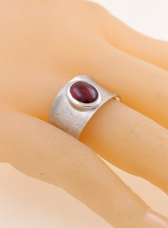 Tosca: Ring aus 925er Silber und Granat Tosca: Ring aus 925er Silber und Granat