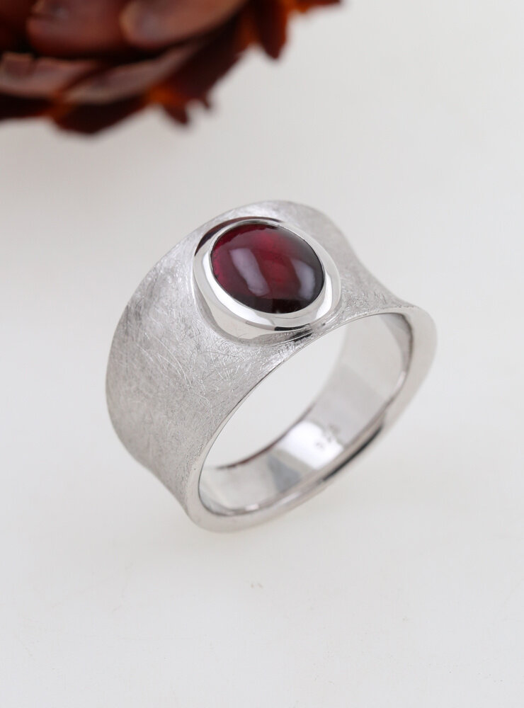 Tosca: Ring aus 925er Silber und Granat Tosca: Ring aus 925er Silber und Granat
