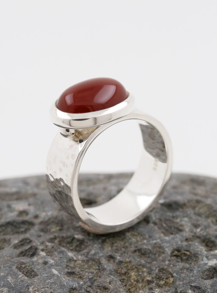 New Creations: Handgeschmiedeter Ring aus 925er Silber und Carneol New Creations: Handgeschmiedeter Ring aus 925er Silber und Carneol