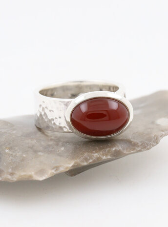 New Creations: Handgeschmiedeter Ring aus 925er Silber und Carneol New Creations: Handgeschmiedeter Ring aus 925er Silber und Carneol