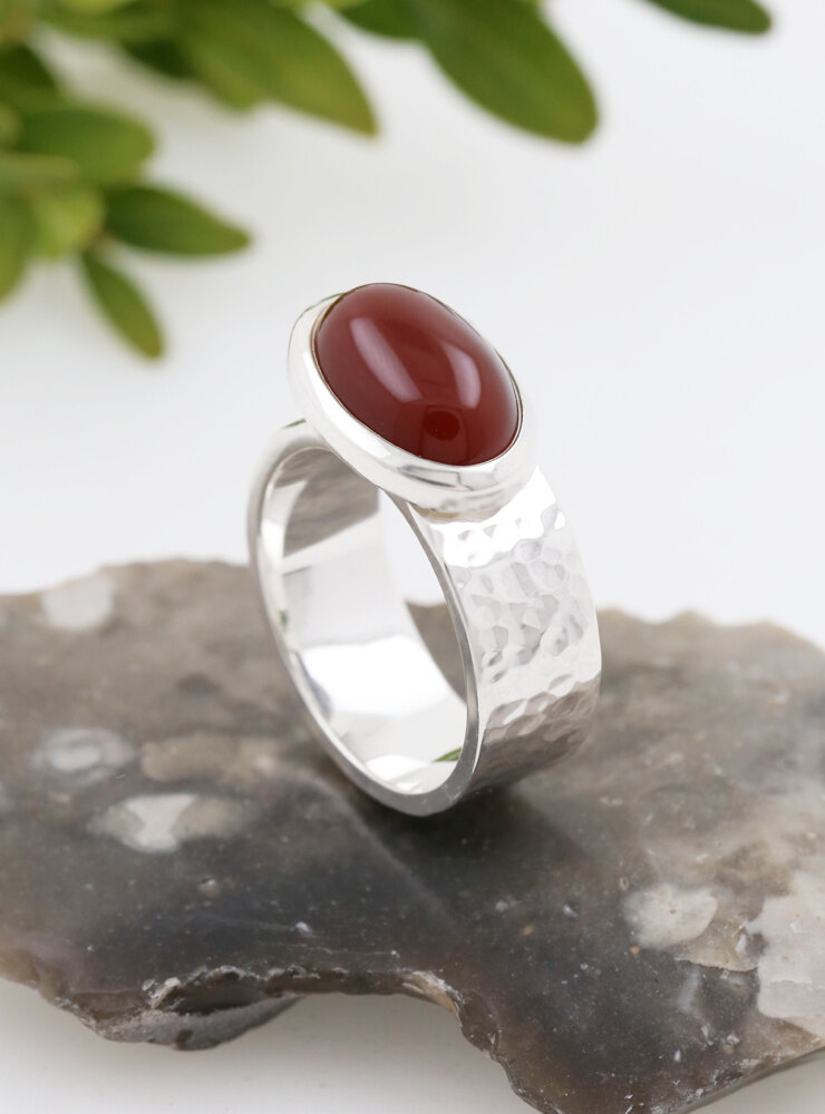 New Creations: Handgeschmiedeter Ring aus 925er Silber und Carneol New Creations: Handgeschmiedeter Ring aus 925er Silber und Carneol