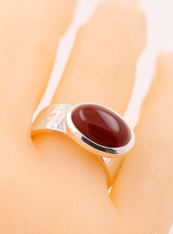 New Creations: Handgeschmiedeter Ring aus 925er Silber und Carneol New Creations: Handgeschmiedeter Ring aus 925er Silber und Carneol