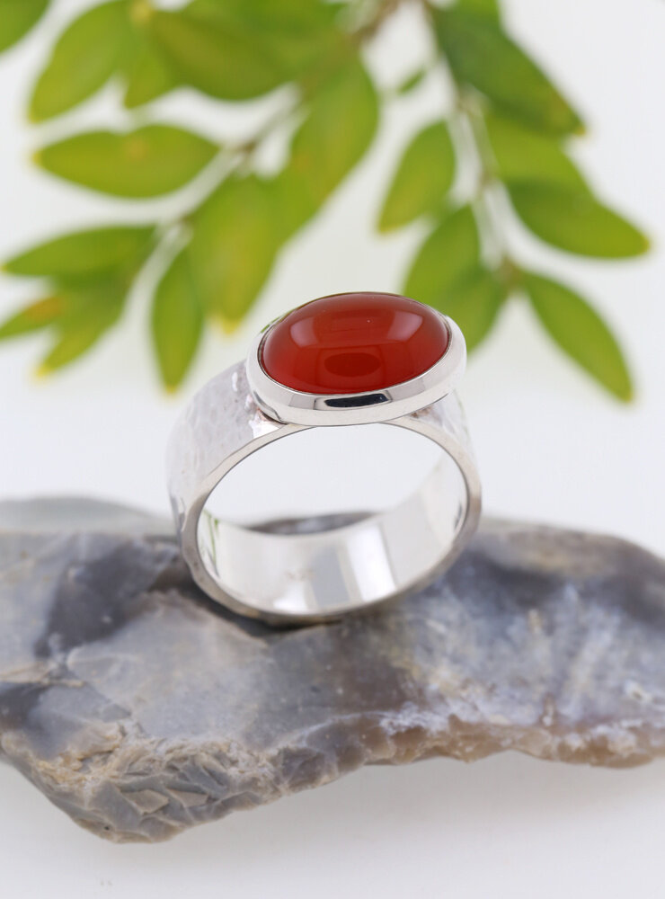 New Creations: Handgeschmiedeter Ring aus 925er Silber und Carneol New Creations: Handgeschmiedeter Ring aus 925er Silber und Carneol